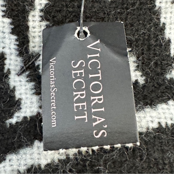 Victoria’s Secret Logo Scarf NWT Black White Acrylic 80” x 12” - Picture 5 of 8
